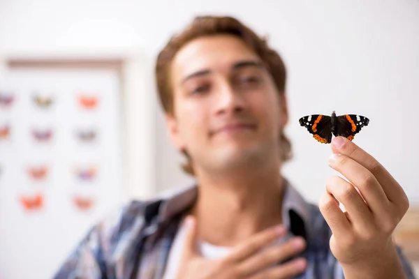 Student entomolog studerar nya arter av fjärilar — Stockfoto