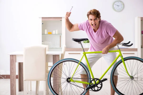 Hombre reparando su bicicleta rota — Foto de Stock