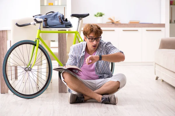 Studerande pendlar till universitetet med cykel — Stockfoto