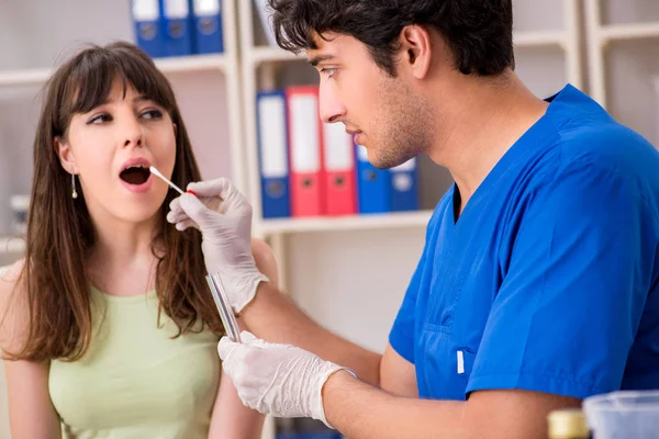 Médico recibiendo muestra de la prueba de saliva en el hospital clínico —  Fotos de Stock