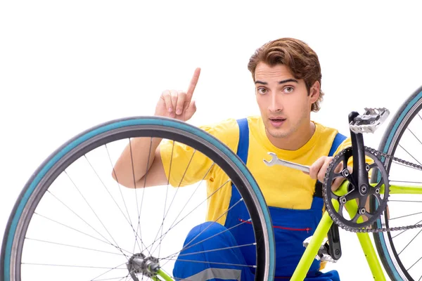 Hombre reparando su bicicleta aislado sobre fondo blanco — Foto de Stock