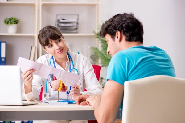 Paciente jovem cardiologista visitante — Fotografia de Stock