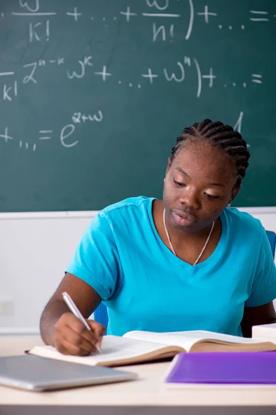 Zwarte vrouwelijke student voorkant schoolbord — Stockfoto