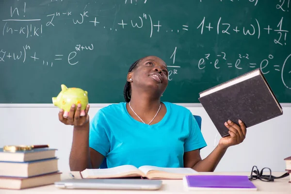 Czarny Kobieta student przed chalkboard — Zdjęcie stockowe