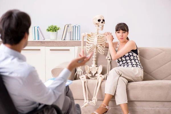 Jonge patiënt op bezoek bij psycholoog voor therapie — Stockfoto