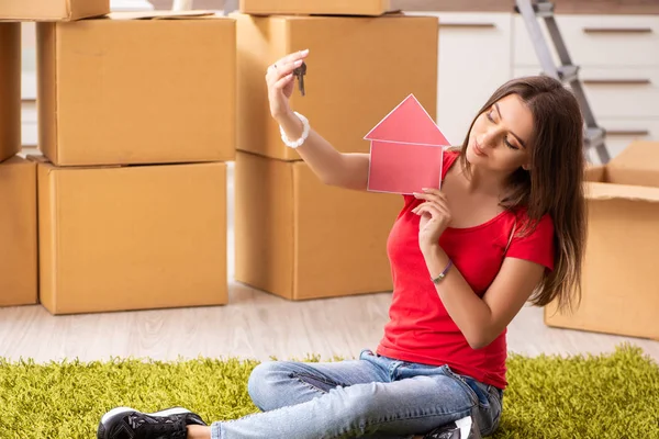 Jonge mooie vrouw verhuizen naar nieuwe flat — Stockfoto