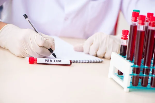 Asistente de laboratorio joven guapo analizando muestras de sangre en el hospital — Foto de Stock