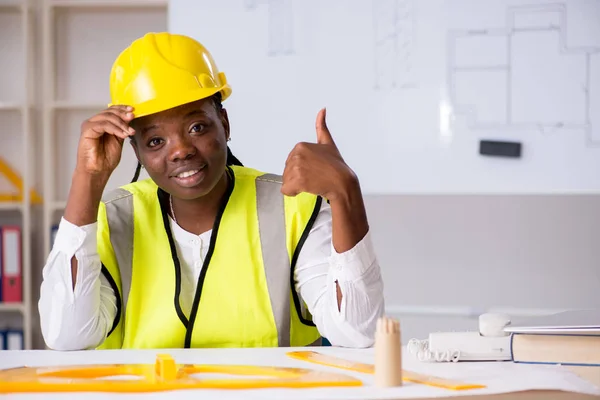 Jovem arquiteto negro trabalhando no projeto — Fotografia de Stock