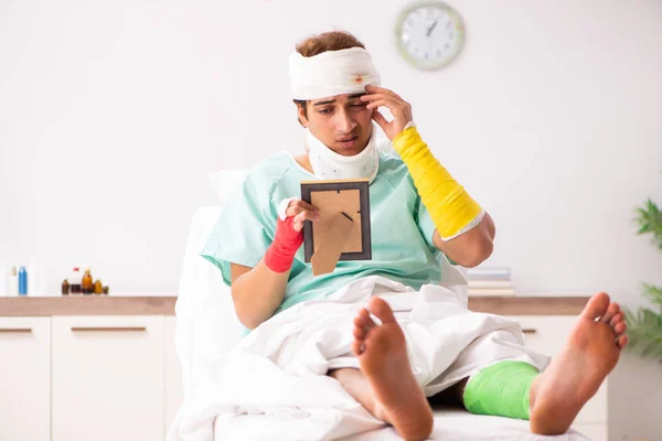 Jovem ferido fica no hospital — Fotografia de Stock