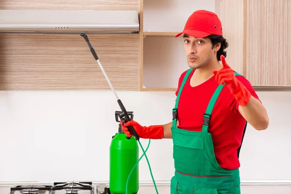 Contratante profissional fazendo controle de pragas na cozinha — Fotografia de Stock