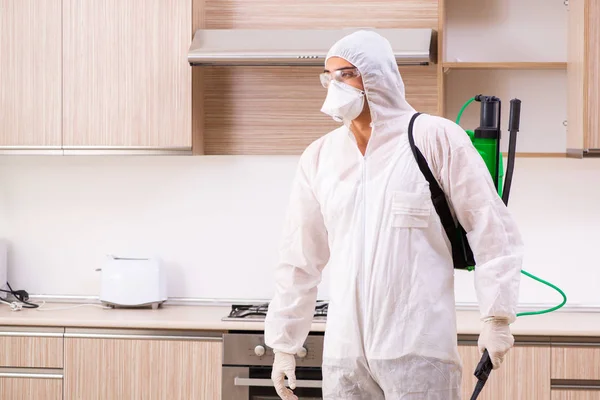 Professioneller Bauunternehmer erledigt Schädlingsbekämpfung in der Küche — Stockfoto