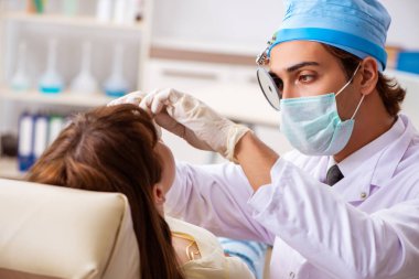 Genç kadın ziyaret erkek doktor otolaryngologist