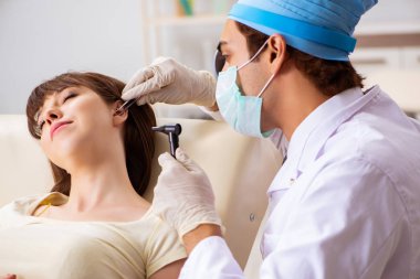 Genç kadın ziyaret erkek doktor otolaryngologist