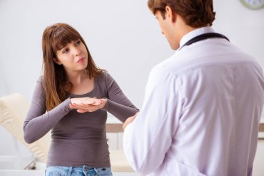 Sağır kadın hasta ziyaret genç erkek doktor 