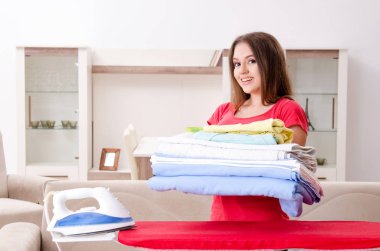 Genç güzel kadın evde Ütü  