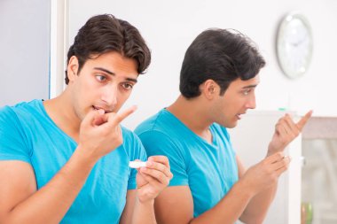 Evde kontak lensleri deneyen adam