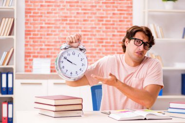 Üniversite sınavlarına hazırlanan genç bir öğrenci.