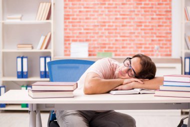 Üniversite sınavlarına hazırlanan genç bir öğrenci.