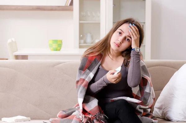 Mujer joven enferma que sufre en casa — Foto de Stock