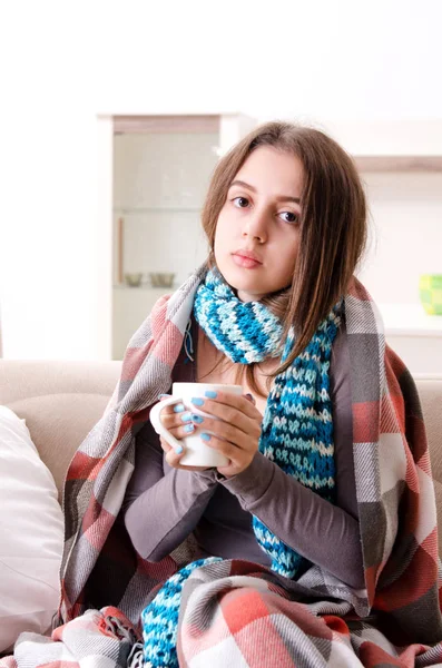 Kranke junge Frau leidet zu Hause — Stockfoto