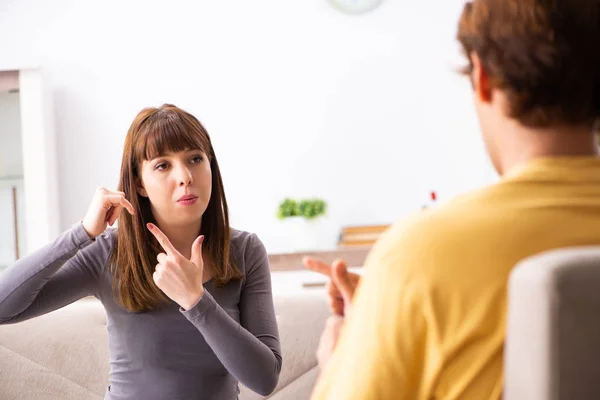 Mulher e homem aprendendo língua de sinais — Fotografia de Stock