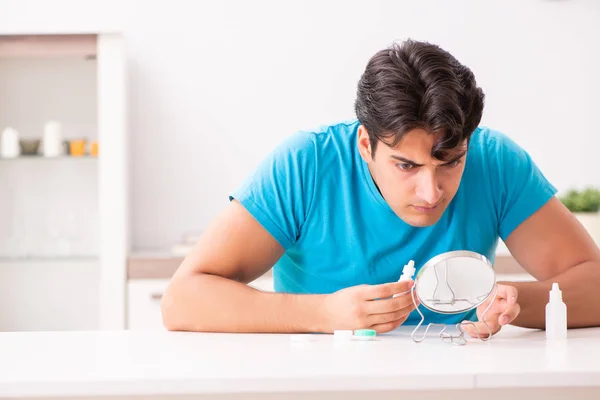 Homem tentando lentes de contato em casa — Fotografia de Stock