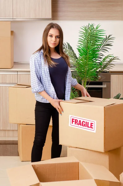 Jeune belle femme déménageant dans un nouvel appartement — Photo