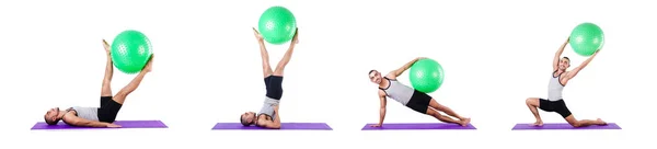 Homem com bola suíça fazendo exercícios em branco — Fotografia de Stock