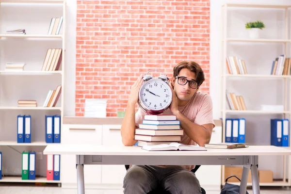 Jovem estudante se preparando para exames universitários — Fotografia de Stock