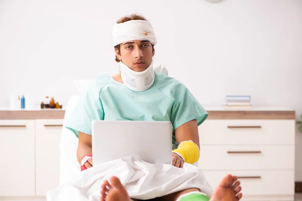 Jovem ferido fica no hospital — Fotografia de Stock