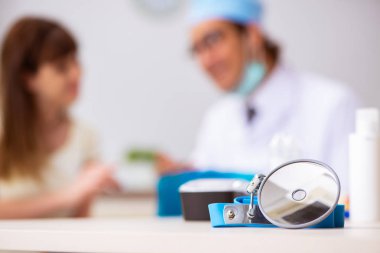 Genç kadın ziyaret erkek doktor otolaryngologist