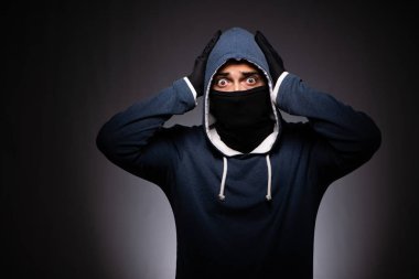 Gri arka plan üzerinde başlık genç gangster