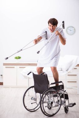 Yakışıklı delikanlı hastanede tekerlekli sandalyede