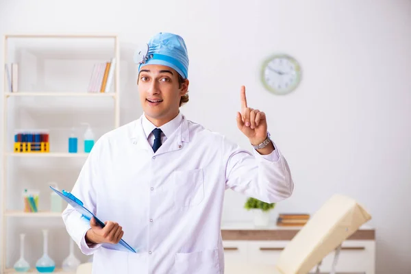 Junger männlicher HNO-Arzt arbeitet im Krankenhaus — Stockfoto