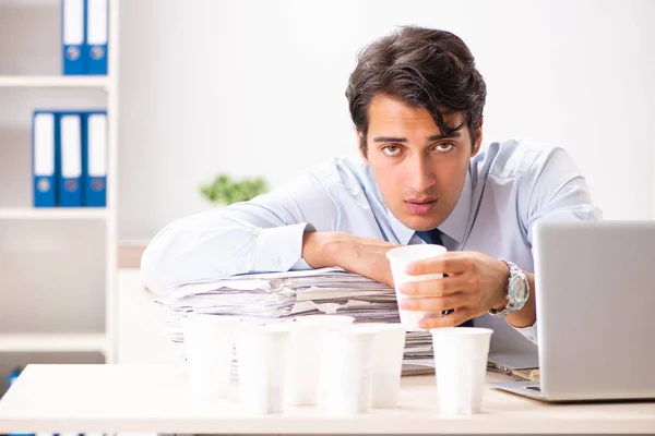 Ung anställd beroende av kaffe — Stockfoto