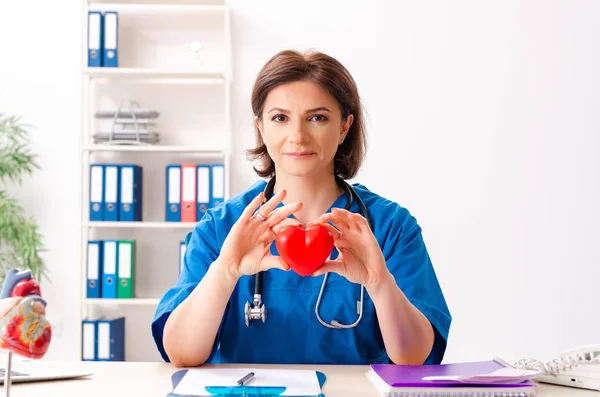 病院で働く女性医師の心臓 — ストック写真