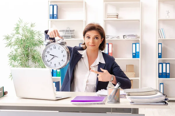Középkorú nő alkalmazott ül az irodában — Stock Fotó