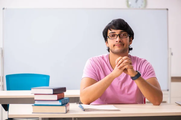 Jeune étudiant assis dans la classe — Photo