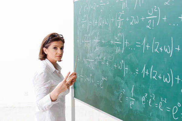 Mathelehrerin vor der Tafel — Stockfoto