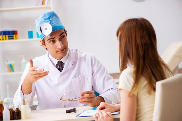 Joven mujer visting masculino médico otorrinolaringólogo —  Fotos de Stock