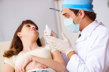 Genç kadın ziyaret erkek doktor otolaryngologist