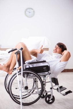 Yakışıklı delikanlı hastanede tekerlekli sandalyede