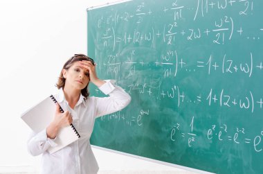 Kara tahta önünde kadın matematik öğretmeni