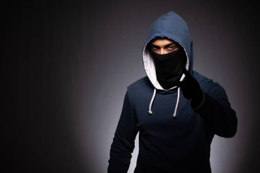 Gri arka plan üzerinde başlık genç gangster