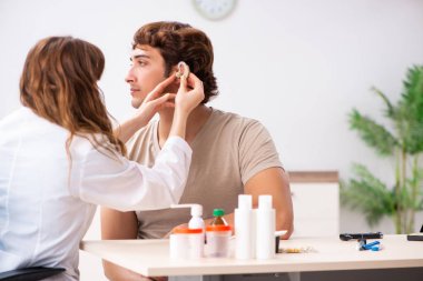 Doktor otorhinolaryngologi ziyaret işitme sorunu olan hasta
