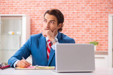 Ofiste çalışan yakışıklı bir genç.