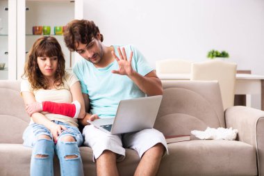 Genç aile yaralanma sonra yardım