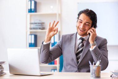 Genç yakışıklı işadamı ofiste.