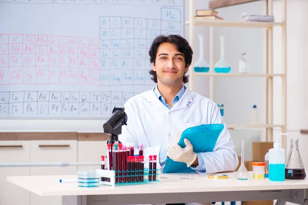 Jonge chemicus werkt in het lab — Stockfoto