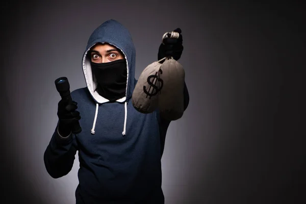 Jeune gangster à capuche sur fond gris — Photo